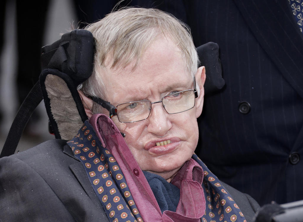 Hawking contribuyó a establecer las bases de la cosmología moderna y se convirtió en un icono de la cultura popular. (ARCHIVO)