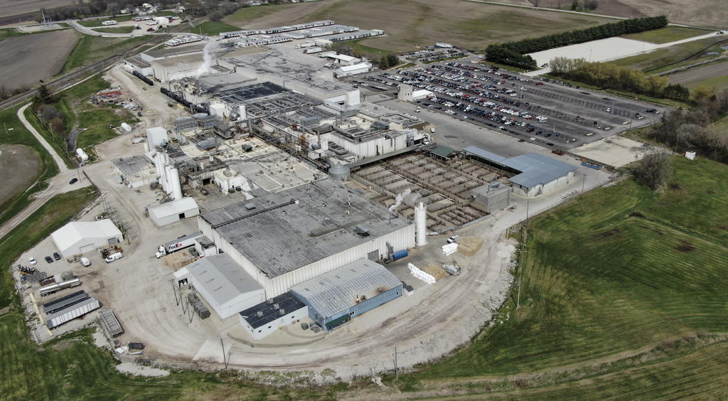 Tyson Foods suspendió el lunes operaciones en una planta de Iowa que es crítica para el suministro de carne de puerco de Estados Unidos, pero que parece haber provocado un enorme brote de coronavirus en la comunidad. (ARCHIVO) 