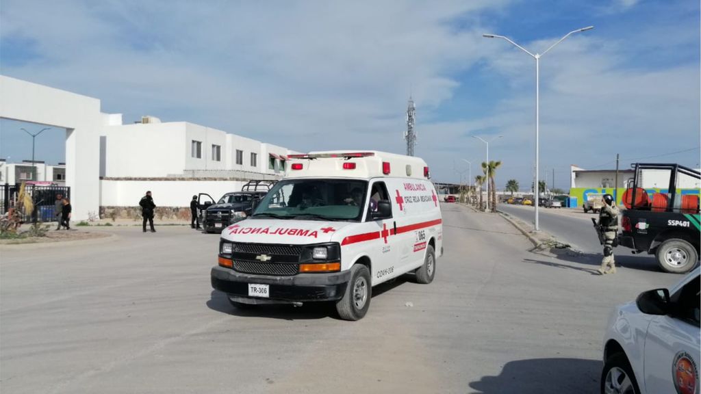 Una mujer fue atendida por los paramédicos de la Cruz Roja. (EL SIGLO DE TORREÓN)