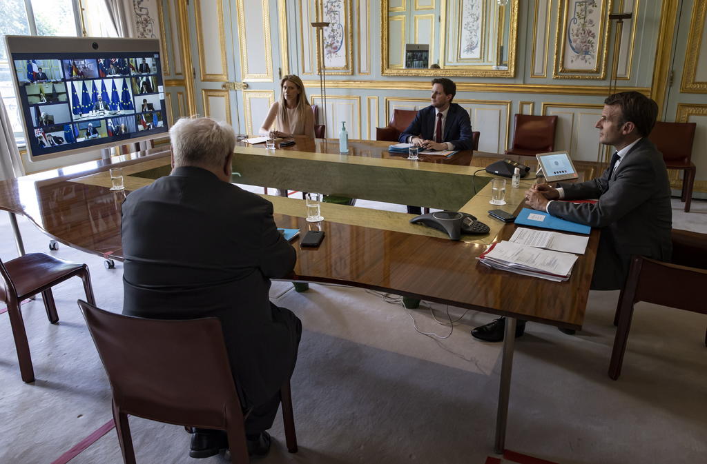 El presidente francés, Emmanuel Macron (d), baraja una vuelta a clase voluntaria tras el fin del confinamiento el próximo 11 de mayo y en un retorno a la normalidad simultáneo en todo el país. (ARCHIVO) 