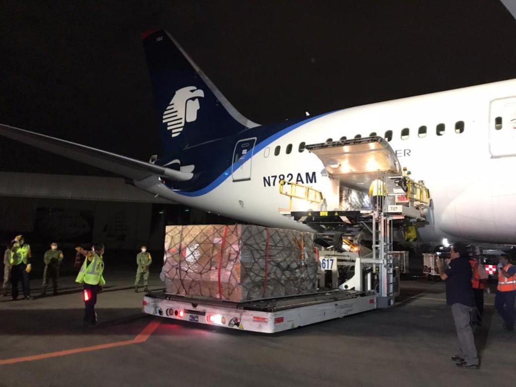 El avión llega procedente de china con insumos médicos para combatir el coronavirus. (CORTESÍA)