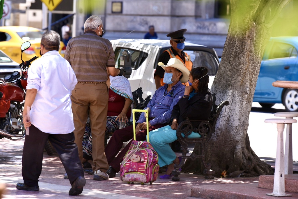 A pesar de la contingencia sanitaria por la pandemia del COVID-19, los adultos mayores continúan acudiendo a la Plaza de Armas. (ÉRICK SOTOMAYOR)