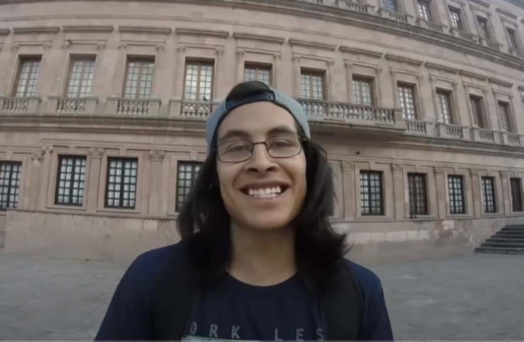Se paseó. El youtuber, Juan Castelo, dijo que no le gusta la idea de ponerse cubrebocas.
