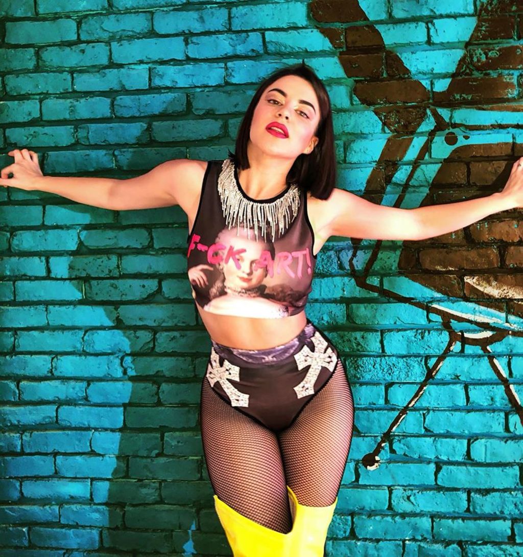 Con todo. La cantante promueve su música por todos lados.