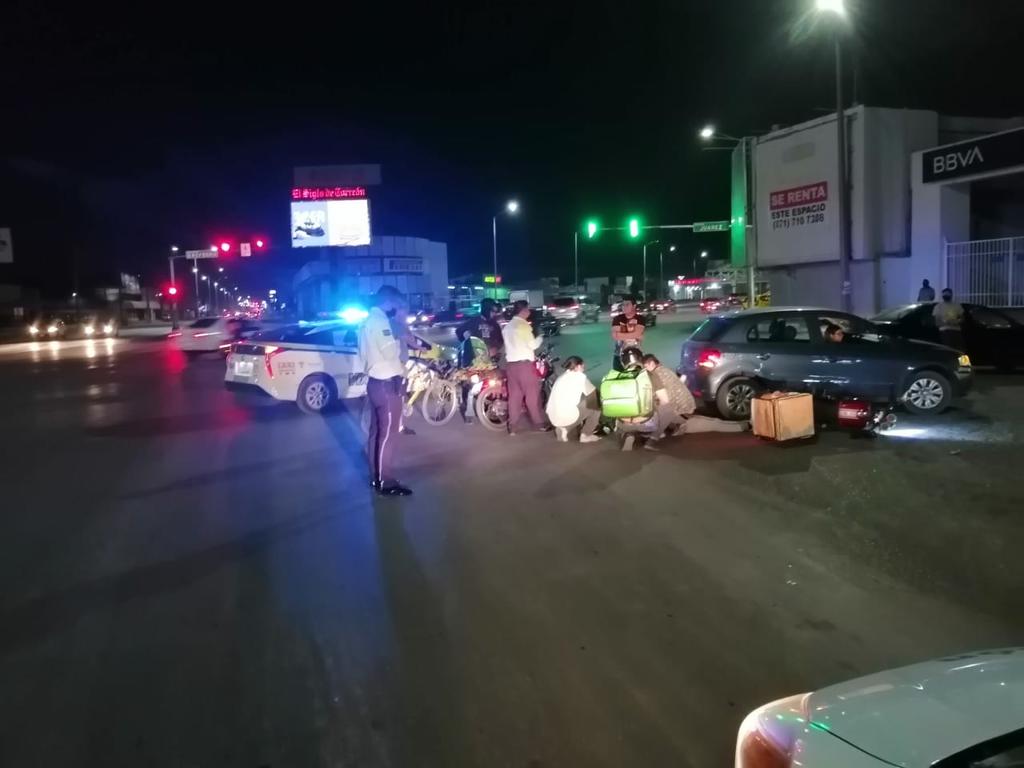 Un motociclista terminó lesionado luego de ser impactado por el conductor de un vehículo en el cruce del bulevar Diagonal Reforma y privada Juárez del sector Centro de Torreón. (ARCHIVO)