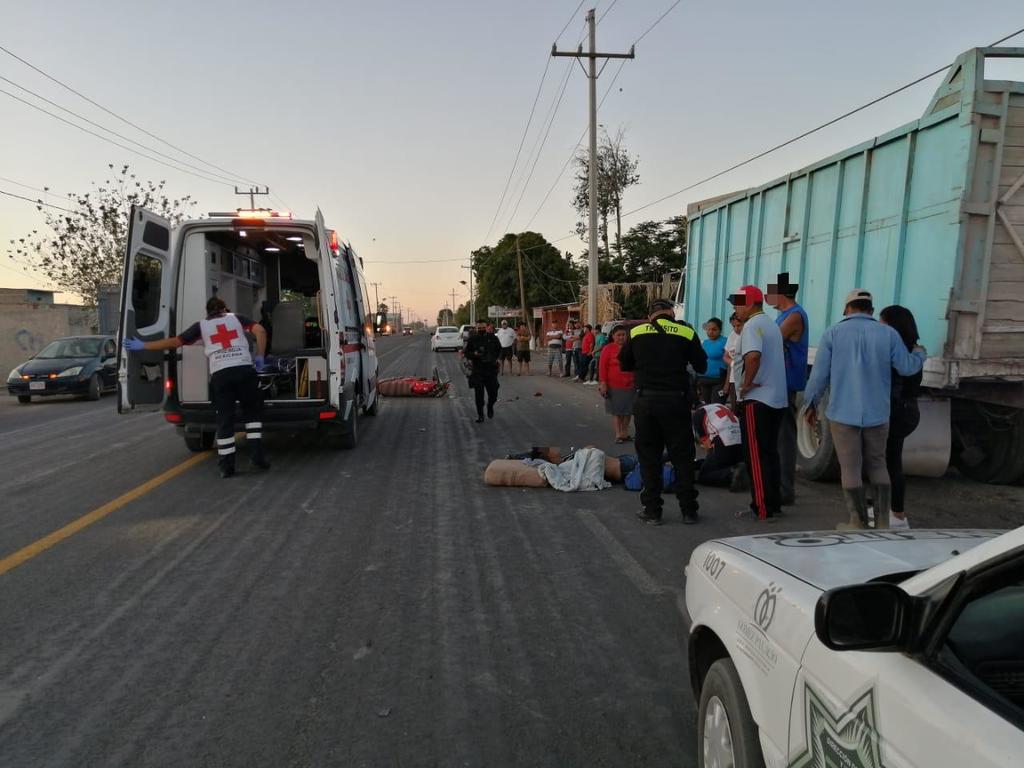 Paramédicos de la Cruz Roja atendieron al motociclista. (EL SIGLO DE TORREÓN)