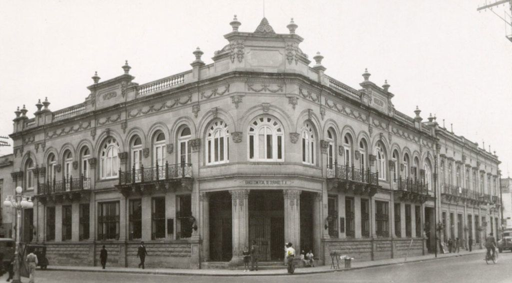 Edificio original del Banco de Durango, estuvo ubicado en la esquina suroeste de avenida 20 de Noviembre y calle Constitución, en contraesquina de la catedral. (CORTESÍA)