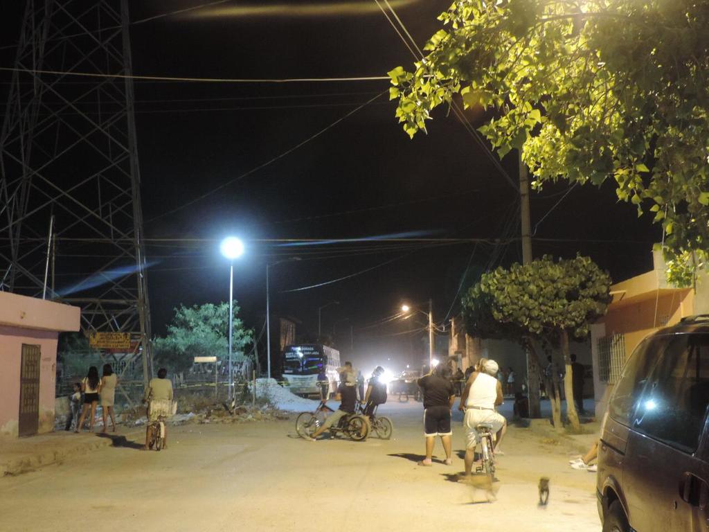 El hombre permaneció por varias horas en lo alto de la torre de subtransmisión de energía eléctrica. (EL SIGLO DE TORREÓN)