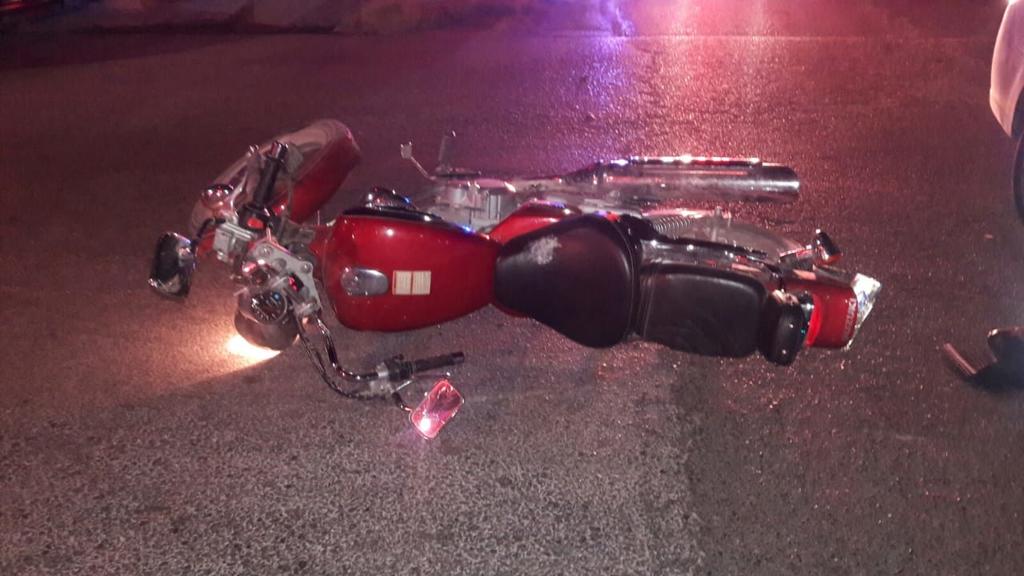 La madrugada de este domingo se registró un accidente vial entre una motocicleta y un vehículo particular en la zona centro de la ciudad de Gómez Palacio, ambos conductores argumentaron luz verde en el semáforo. (ARCHIVO)