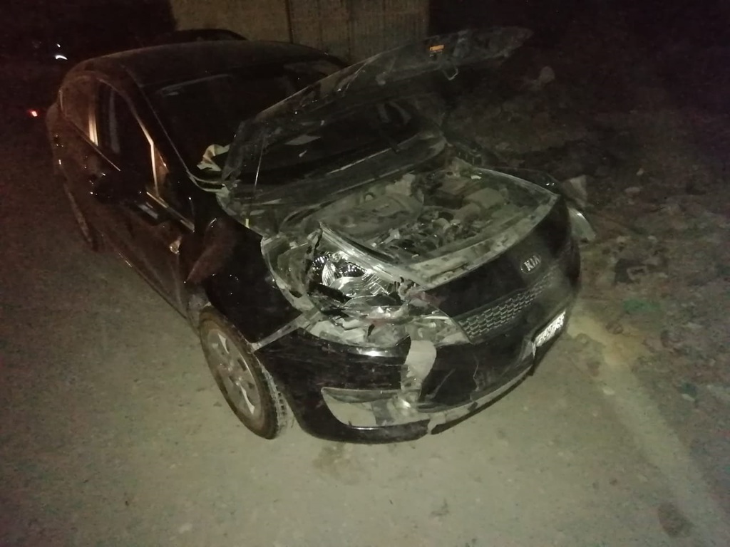 El automóvil Kia Río fue el más dañado tras chocar en el costado de la camioneta Silverado. (EL SIGLO DE TORREÓN)