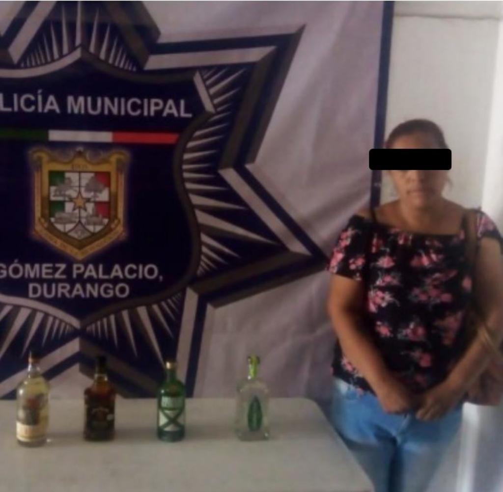 La mujer fue detenida con cuatro botellas de licor que llevaba en su bolsa de mano al momento de salir de la tienda. (EL SIGLO DE TORREÓN)