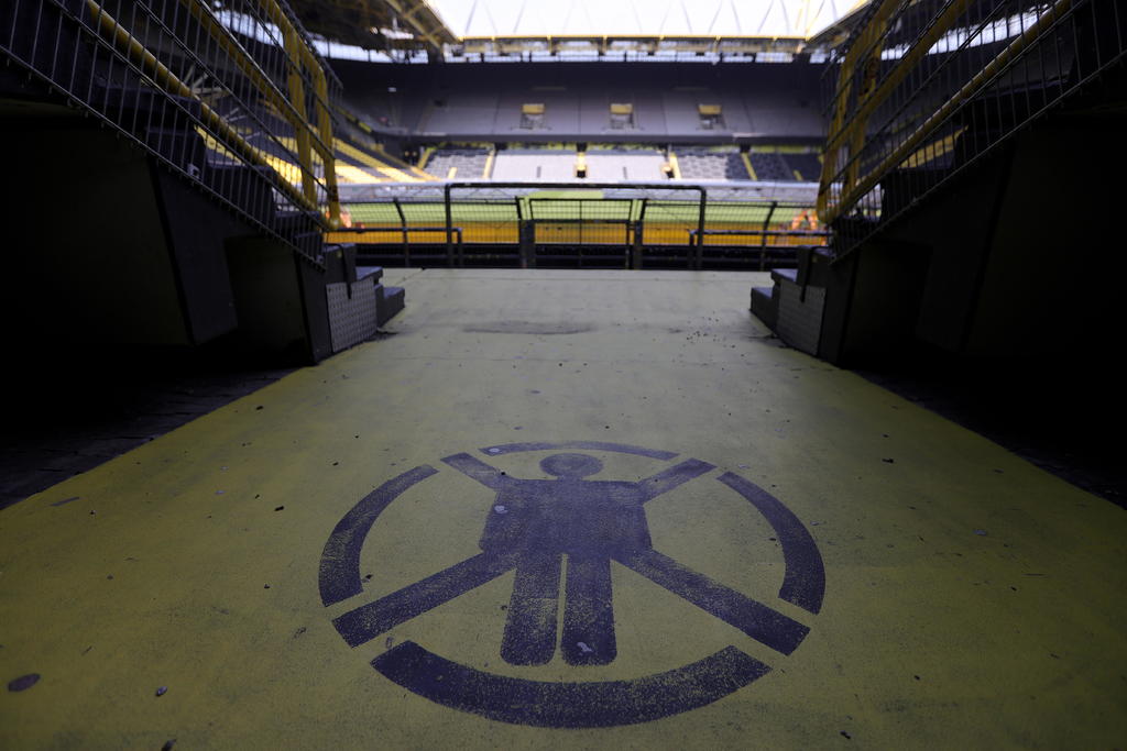 Una de las propuestas que se manejan para poder reanudar la actividad en el futbol alemán es la de contar sin público en los estadios. (ARCHIVO)