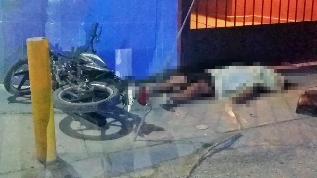 El cadáver del hombre quedó a un lado de la moto que conducía y con la que sufrió el fatal accidente. (EL SIGLO DE TORREÓN)