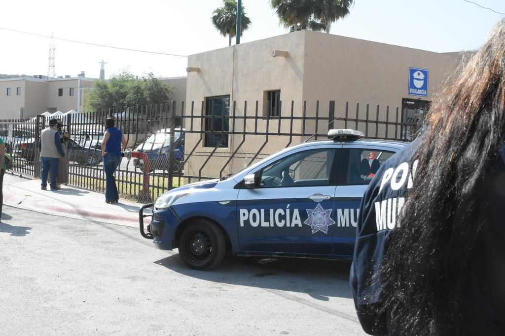 Personal de la Secretaría de Salud arribó por la mañana a la Industria de arneses automotrices apoyado por elementos de la Policía Preventiva de Monclova. (EL SIGLO COAHUILA)