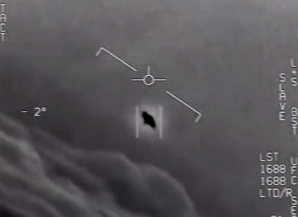 El Pentágono publicó este lunes las grabaciones de tres avistamientos de objetos voladores no identificados (OVNI) por parte de sus pilotos, una recogida en 2004 y dos de 2015. (ESPECIAL) 