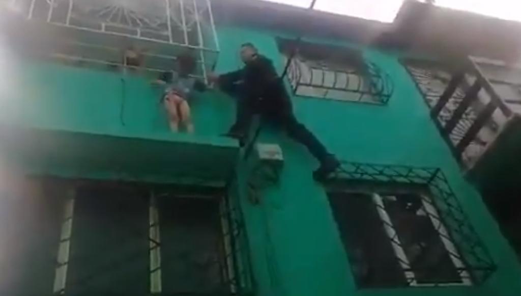 Agentes de la SSC (Secretaría de Seguridad Ciudadana) consiguieron salvar al pequeño antes de que éste cayera del tercer piso del edificio donde vive (CAPTURA) 