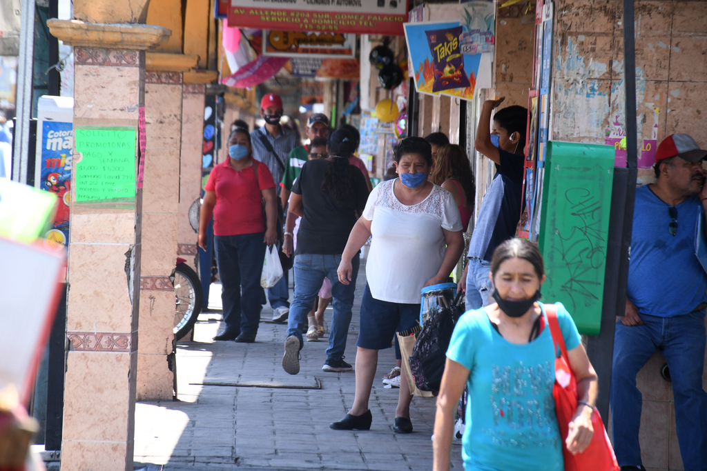 En la zona Centro de Gómez Palacio se observó una gran afluencia de personas realizando compras y otras actividades. (FERNANDO COMPEÁN)