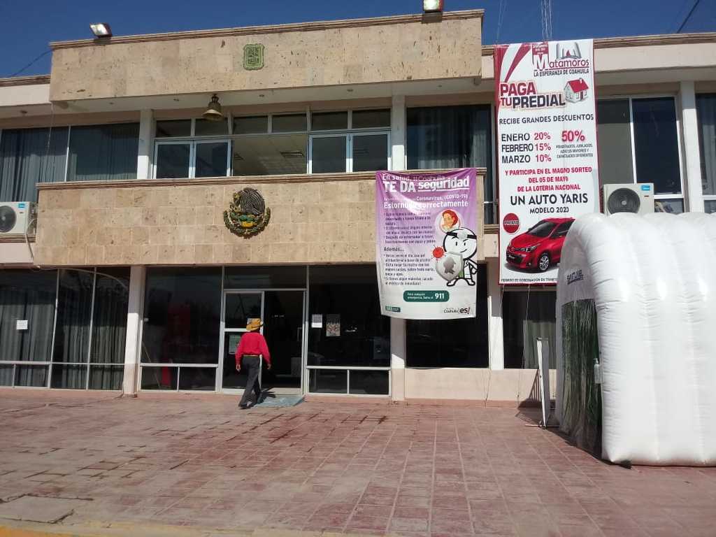 Autoridades de la Presidencia municipal de Matamoros le decomisaron la cerveza al empresario Guillermo del Real. (EL SIGLO DE TORREÓN) 
