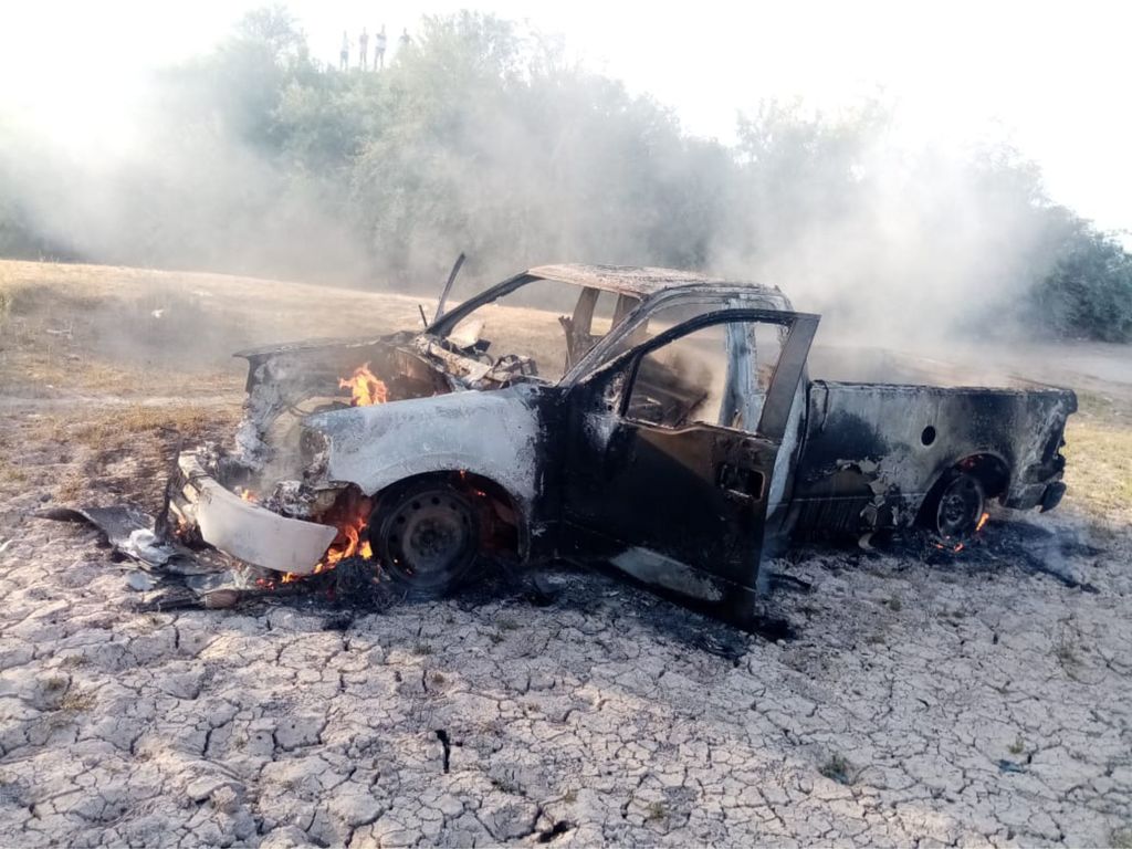 El vehículo incendiado fue localizado en una zona despoblada a un costado de la carretera del ejido Martha. (EL SIGLO DE TORREÓN)