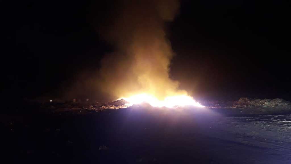 A la distancia se veía la noche del lunes el fuerte incendio en el relleno sanitario de San Pedro. (EL SIGLO DE TORREÓN) 