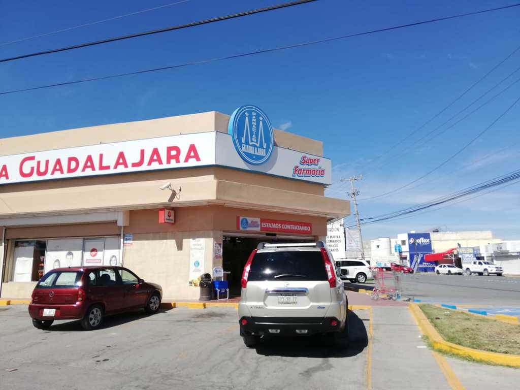 Asaltantes se llevan 11 mil pesos y tres celulares en atraco a farmacia Guadalajara de Torreón. (EL SIGLO DE TORREÓN)