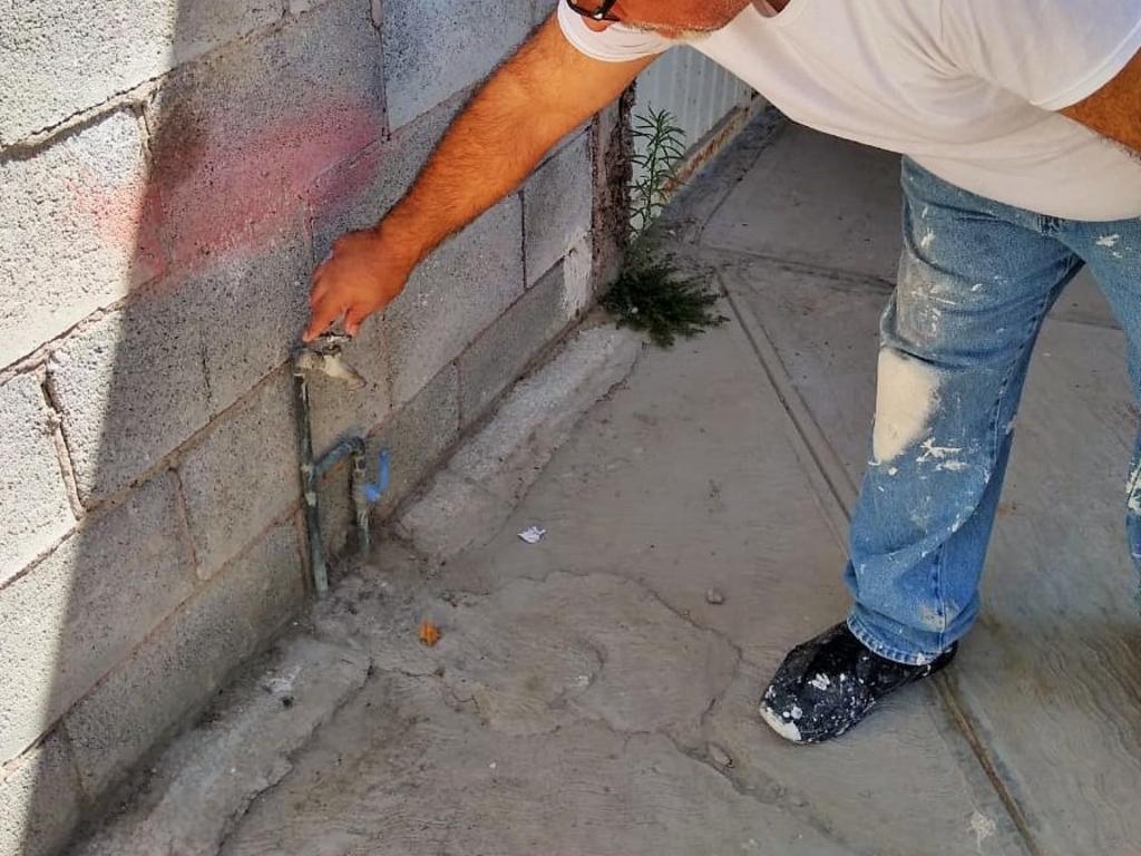 Vecinos de la colonia Nuevo Refugio se quedaron sin una gota de agua potable en sus domicilios. (EL SIGLO DE TORREÓN)