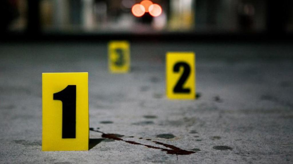 Del asesinato de un taxista en el municipio de Uruapan, derivó el hallazgo del cuerpo de una mujer asesinada a tiros que se encontraba en la cajuela del vehículo de transporte público. (ARCHIVO)