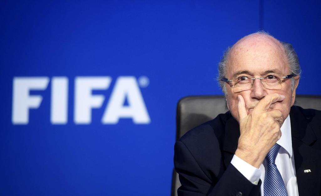 Investigadores suizos determinaron que Joseph Blatter sabía que un contrato por los derechos audiovisuales de la Copa Mundial fue modificado ilegalmente y que le iba a costar millones de dólares a la FIFA. (ARCHIVO)