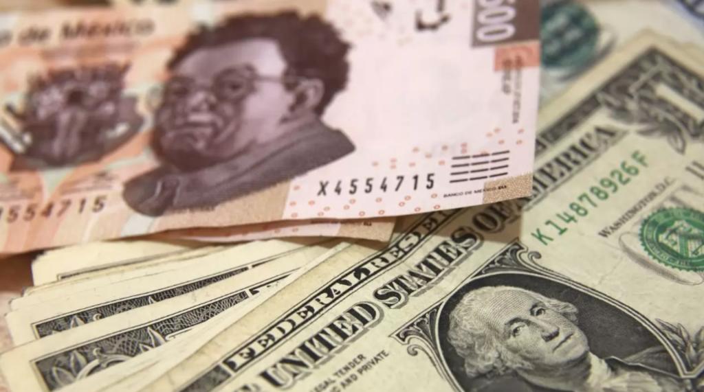 En estos momentos, la moneda mexicana se sitúa en 23.86 unidades por dólar, 44 centavos o 1.8% menos que ayer, de acuerdo con información de la agencia Bloomberg.
(ARCHIVO)