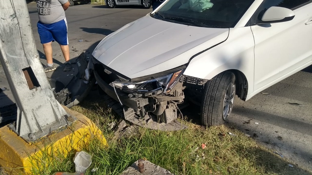 La colisión entre el Hyundai y el Dodge Attitude estuvo fuerte, pero no se registraron lesionados. (EL SIGLO DE TORREÓN)
