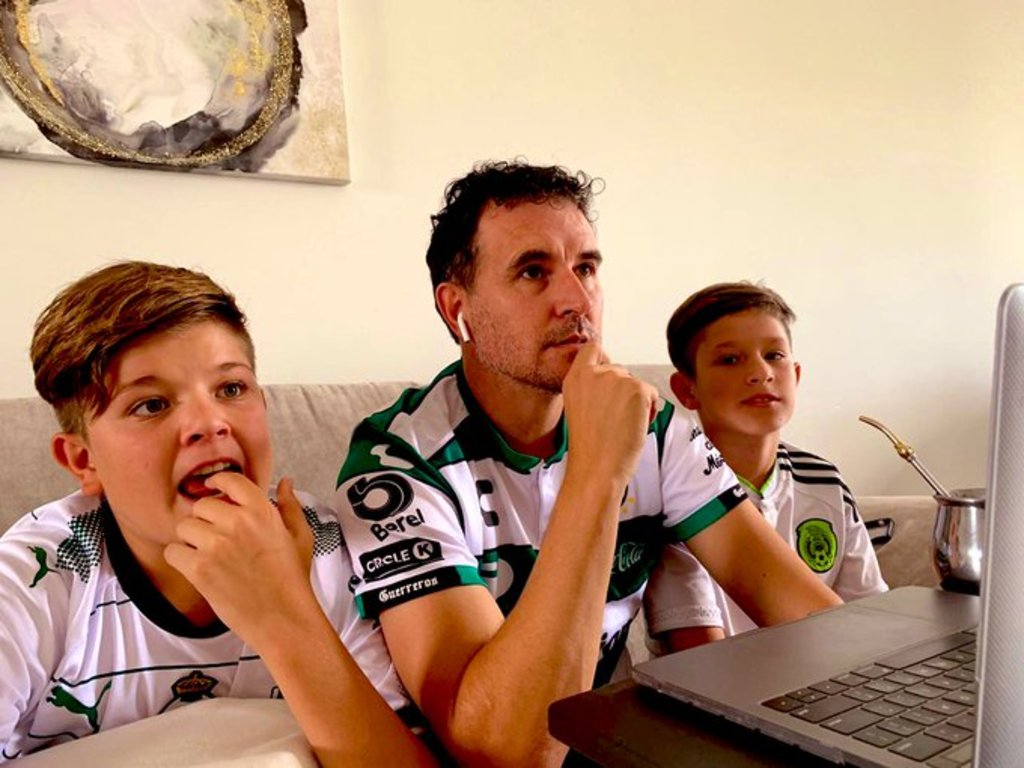 Junto a sus familiares y con la playera albiverde bien puesta, Walter sufrió en el último duelo de Santos en la liga virtual de la eLIGA MX. (ESPECIAL)