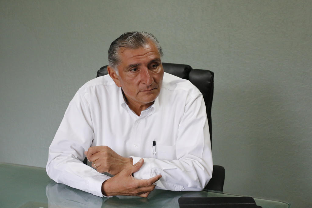 El gobernador Adán Augusto López Hernández reveló que la próxima semana podría ser dado de alta como paciente de COVID-19, por lo que aún continúa aislado en su domicilio. (ARCHIVO)