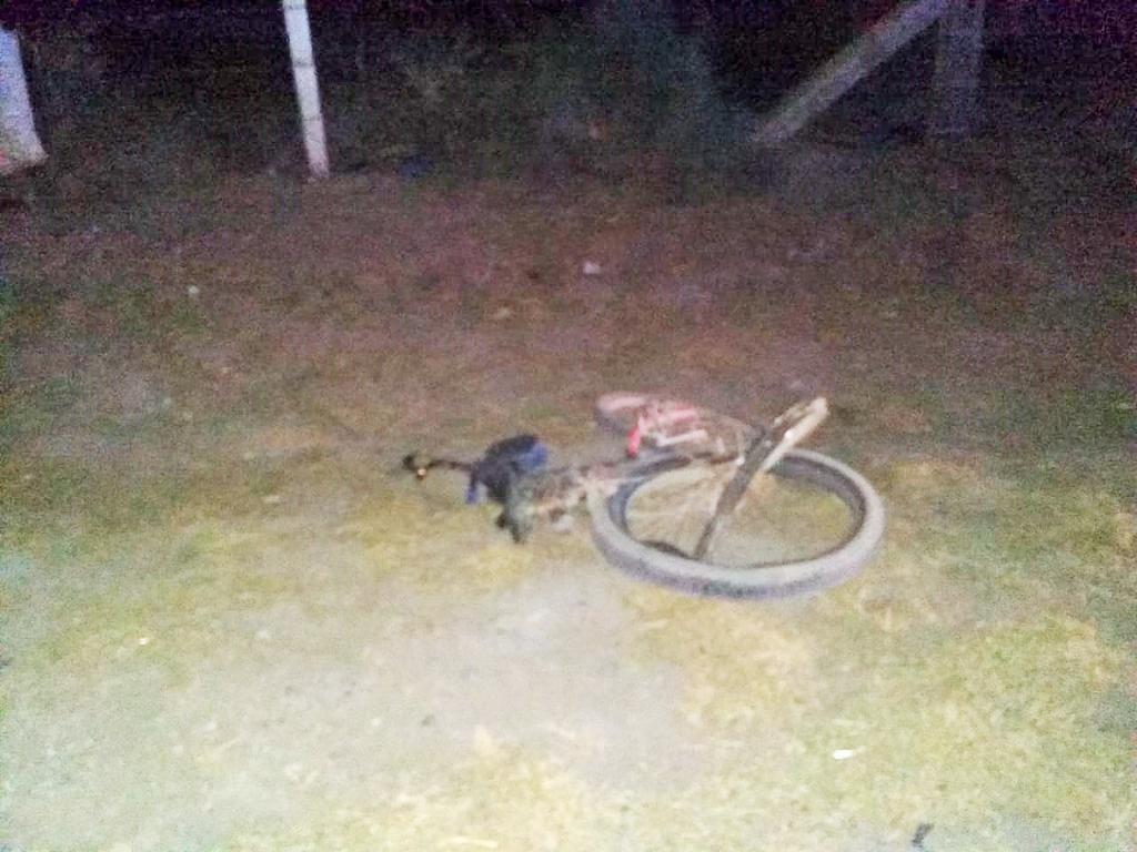 El cuerpo del ciclista quedó tendido en el pavimento.