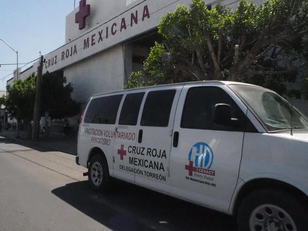 Durante la mañana del jueves, hasta el área de urgencias de la Cruz Roja de Torreón, llegó un joven de 25 años de edad, bañado en sangre y solicitando auxilio, puesto que le habían disparado en el rostro.
