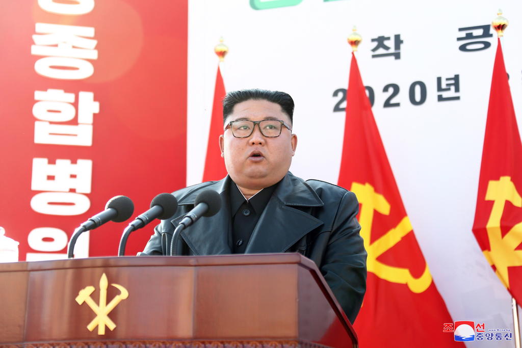  El líder norcoreano, Kim Jong-un, hizo este sábado su primera aparición en los medios estatales norcoreanos después de estar ausente del ojo público durante una veintena de días. (ARCHIVO)