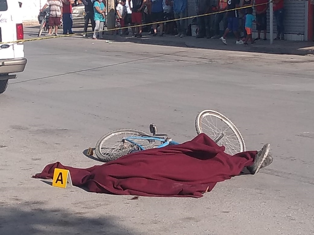 El ciclista intentaba cruzar el bulevar principal del fraccionamiento cuando fue atropellado.