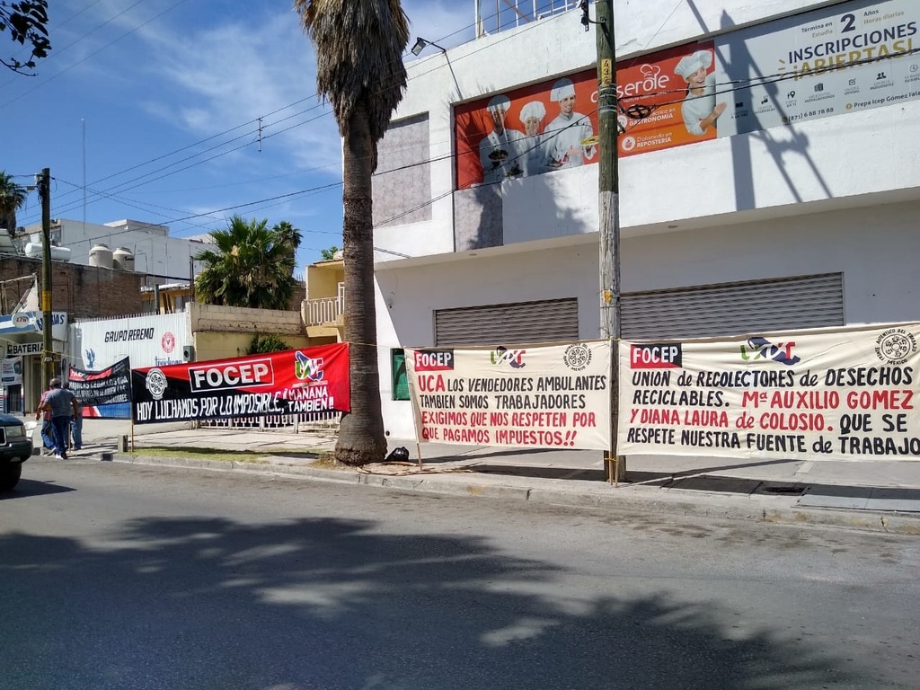 Ayer, el FOCEP colocó algunas lonas sobre la avenida Victoria del municipio de Gómez Palacio.