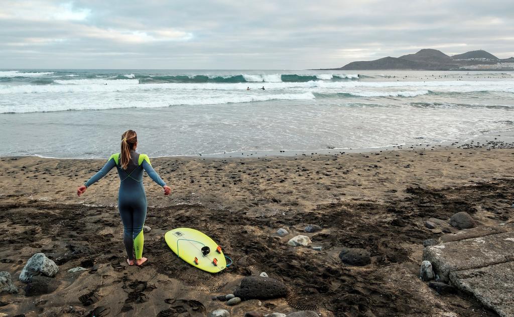 En España, quienes viven en la costa pudieron practicar surf, incluyendo algunos deportistas profesionales. (EFE)