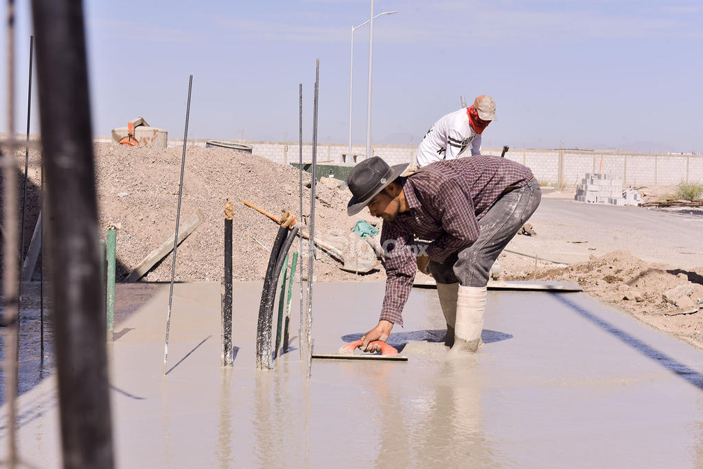 Más de 30 albañiles que laboran en un fraccionamiento en construcción, atrás de Los Viñedos, pararon labores a las 12:00 horas de este sábado y se festejaron con una comida. (ERICK SOTOMAYOR)