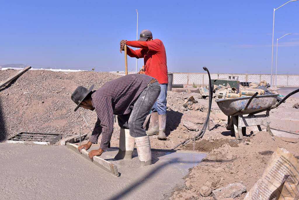 Pese a la contingencia sanitaria por el COVID-19, se continúa trabajando en algunas construcciones en la ciudad de Torreón. (ÉRICK SOTOMAYOR)