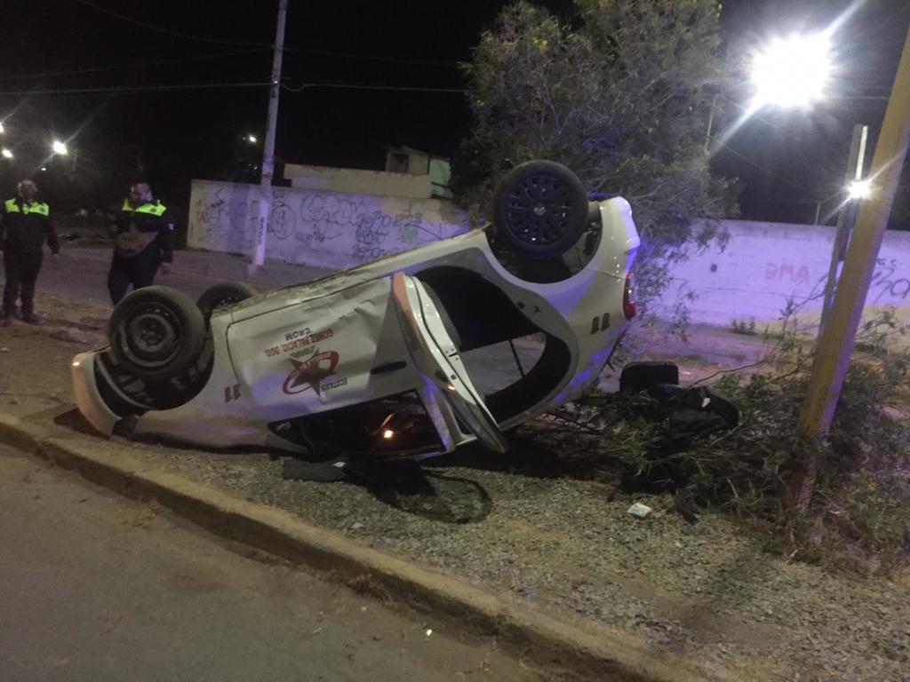 Durante las primeras horas del sábado se registró la volcadura de un taxi en el fraccionamiento Santa Sofía de la ciudad de Gómez Palacio, no se reportaron personas lesionadas de gravedad, solo daños materiales. (ARCHIVO)