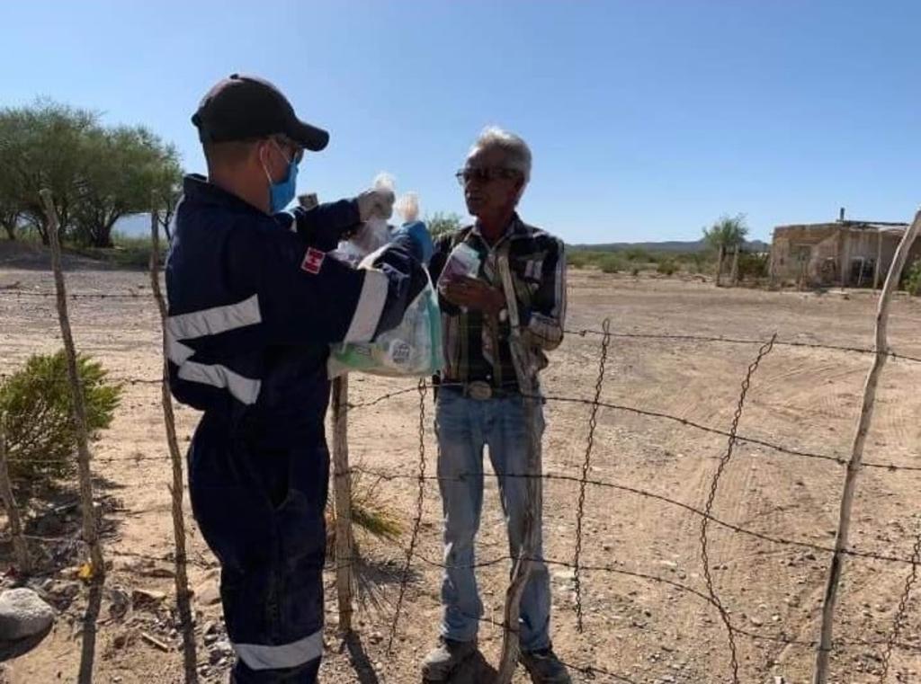La empresa First Majestic, dedicada a la extracción de la riqueza mineral en La Encantada, en la inóspita región desértica de Coahuila, envió ayuda humanitaria varias comunidades campesinas vecinas de la mina. (SERGIO RODRÍGUEZ)
