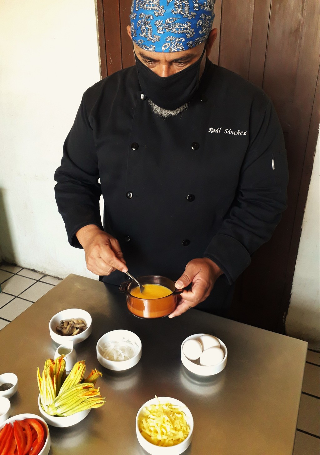 PREPARACIÓN. El chef Raúl Sánchez añade los huevos batidos a la receta. (ESPECIAL)