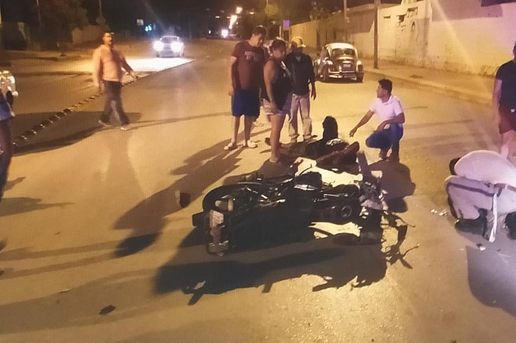 Ambos conductores de las motocicletas involucradas resultaron con lesiones de consideración tras el accidente vial. (EL SIGLO DE TORREÓN)