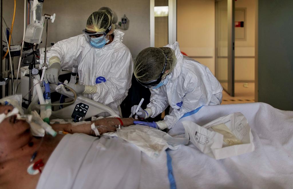 Las autoridades sanitarias españolas reportaron 164 nuevas muertes confirmadas de coronavirus, la cifra más baja en seis semanas, hasta sumar 25,428 fallecidos. (EFE)