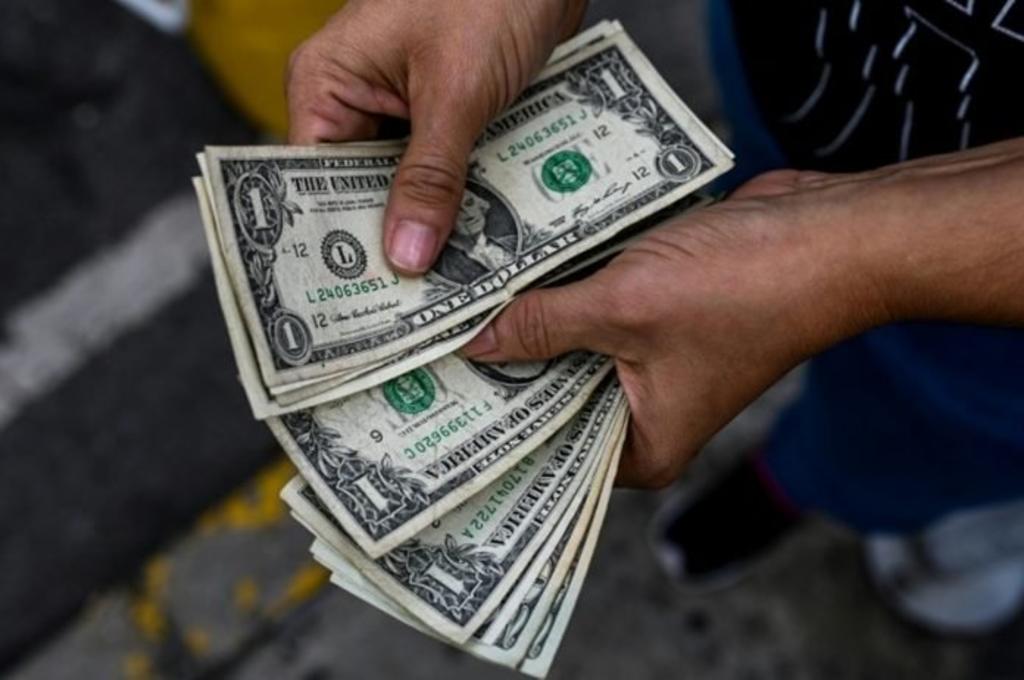 De acuerdo con el reporte Mercado de cambio, elaborado por Banco Base, el peso inició la sesión con una apreciación moderada de 0.18 por ciento o 4.5 centavos, cotizando alrededor de 24.53 pesos por dólar.
(ARCHIVO)