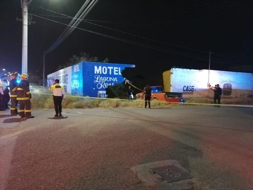 El accidente se registró alrededor de las 22:34 de este domingo sobre la carretera antigua Torreón-San Pedro, a la altura de la calle tercera, del fraccionamiento Aeropuerto de Torreón.
(EL SIGLO DE TORREÓN)