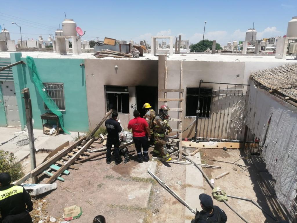 El personal del departamento de Bomberos y Protección arribó al lugar a bordo de una máquina de ataque rápido y de inmediato se dispuso a combatir el fuego. (EL SIGLO DE TORREÓN)
