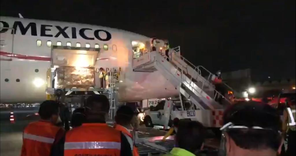 En punto de las 20:44 horas arribó al Aeropuerto Internacional de la Ciudad de México el noveno cargamento con insumos médicos, procedente de China. (ESPECIAL)