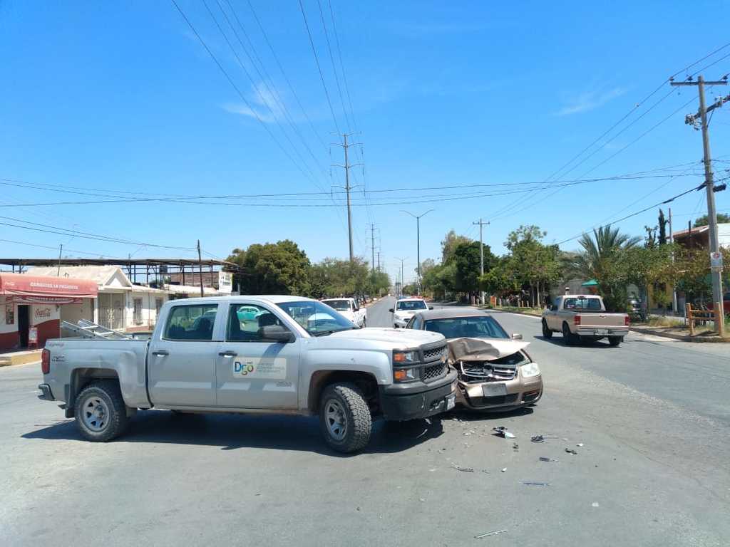 Tanto el vehículo oficial como el automóvil particular resultaron con daños de consideración. (EL SIGLO DE TORREÓN)